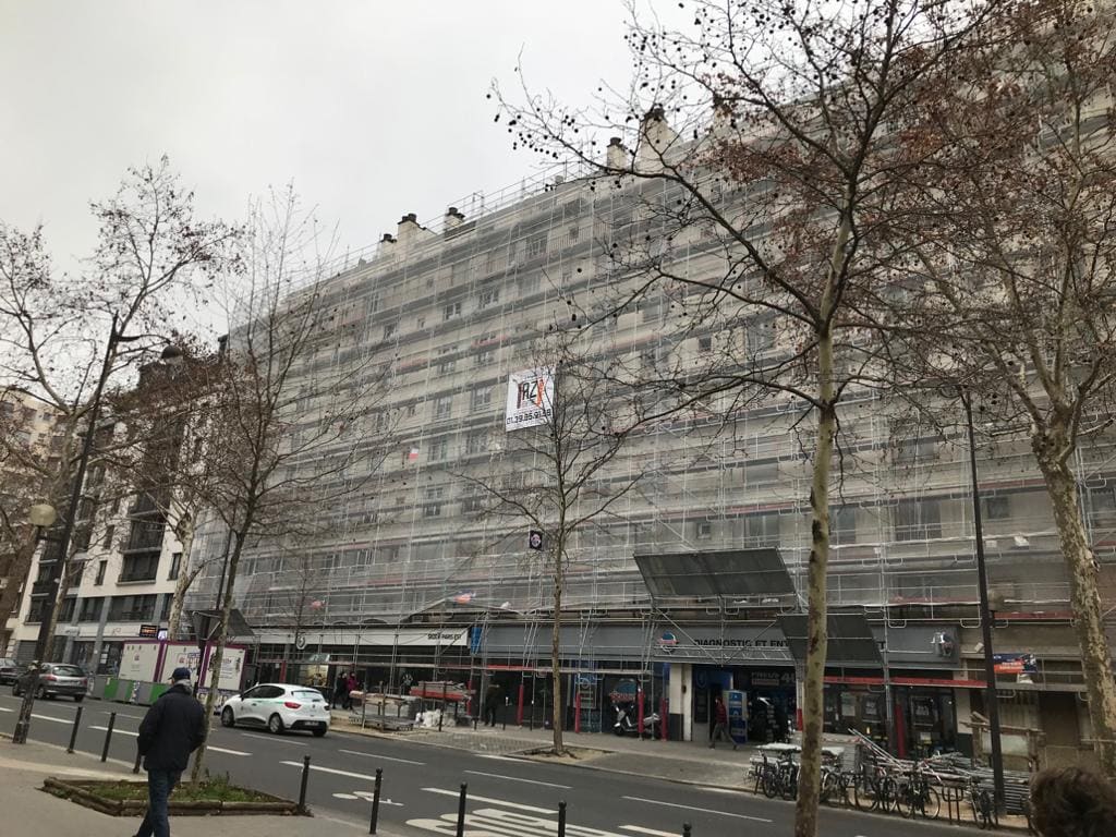 Échafaudage AZ METAL sur un immeuble